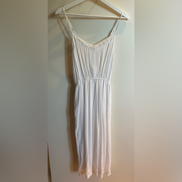 White Garage Dress with Lace Detailing - Picture 3 of 3